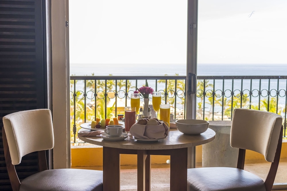 客室内のダイニングエリア