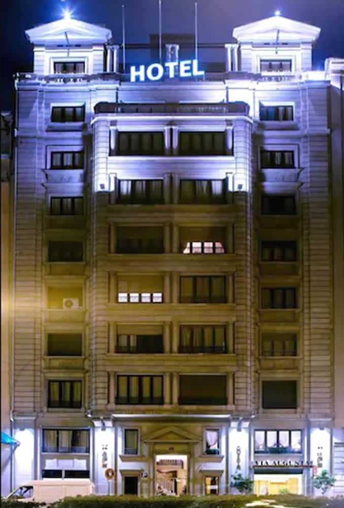 施設の正面 (日没後)