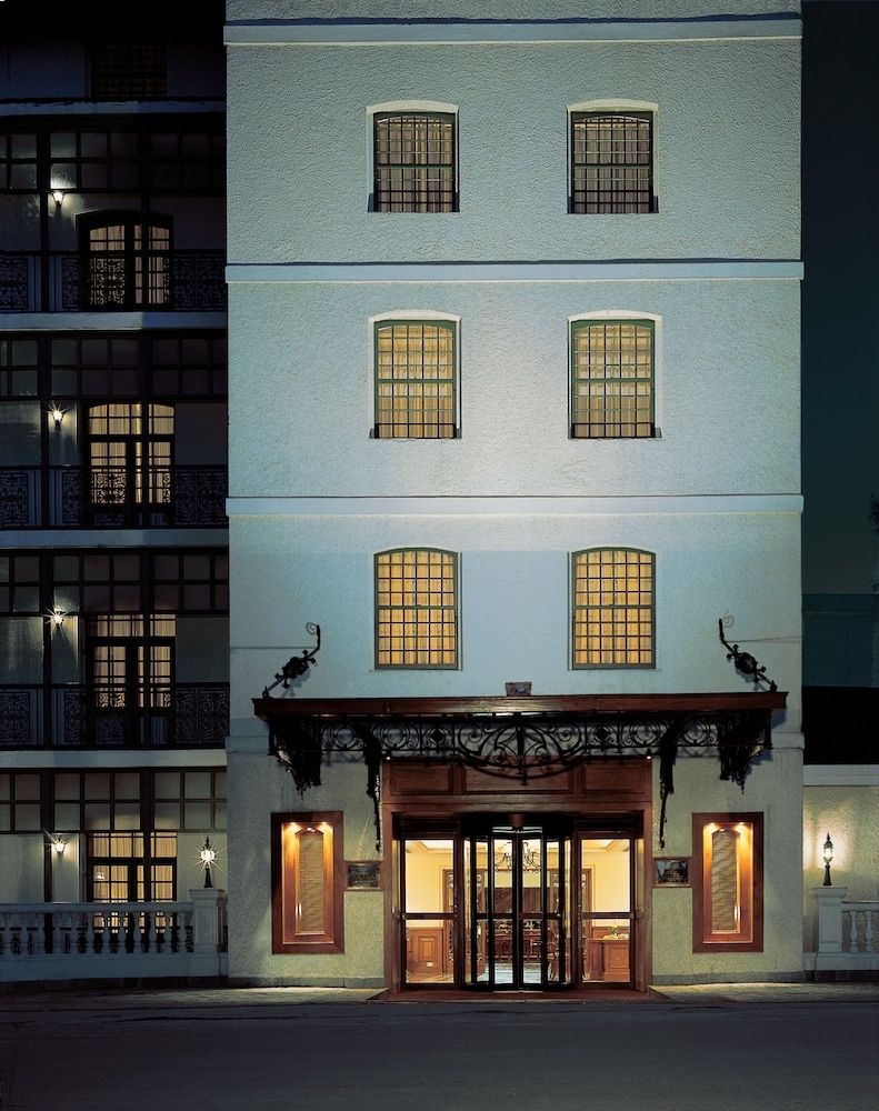 施設の正面 (日没後)