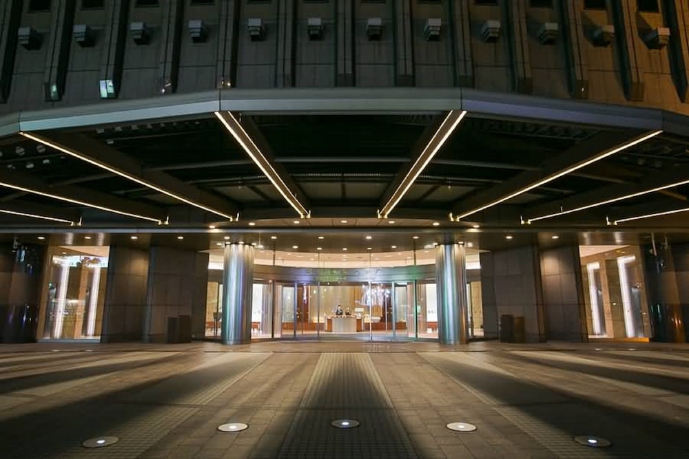 施設の正面 (日没後)