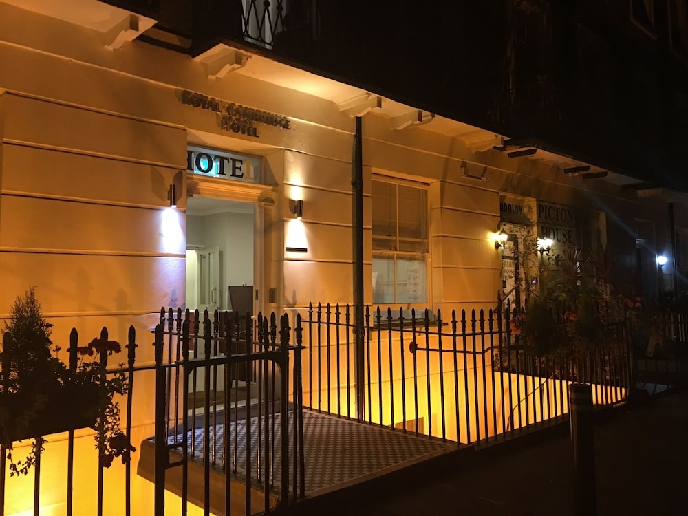 施設の正面 (日没後)