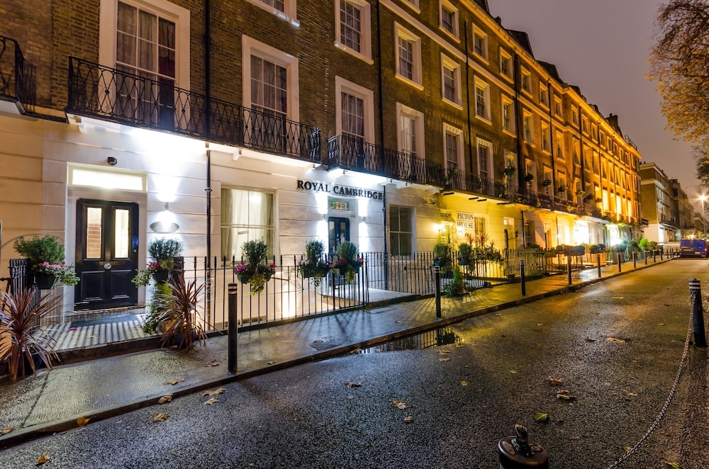 施設の正面 (日没後)