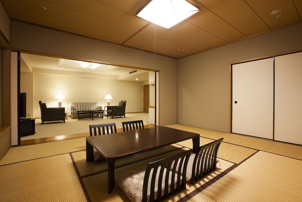 客室内のダイニングエリア