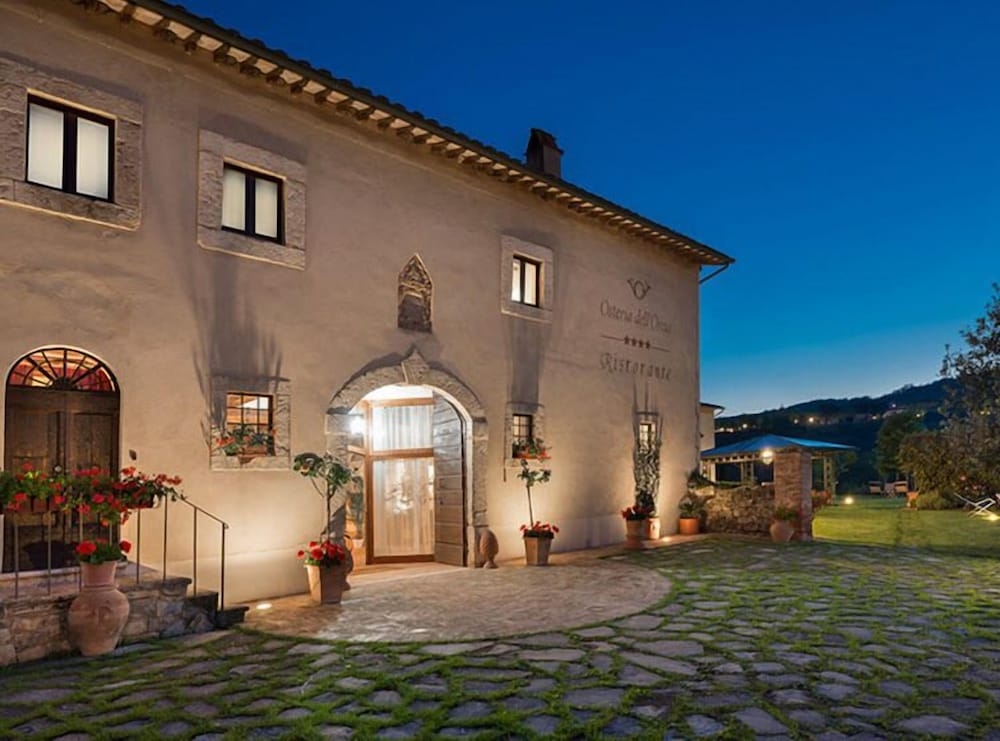 施設の正面 (日没後)