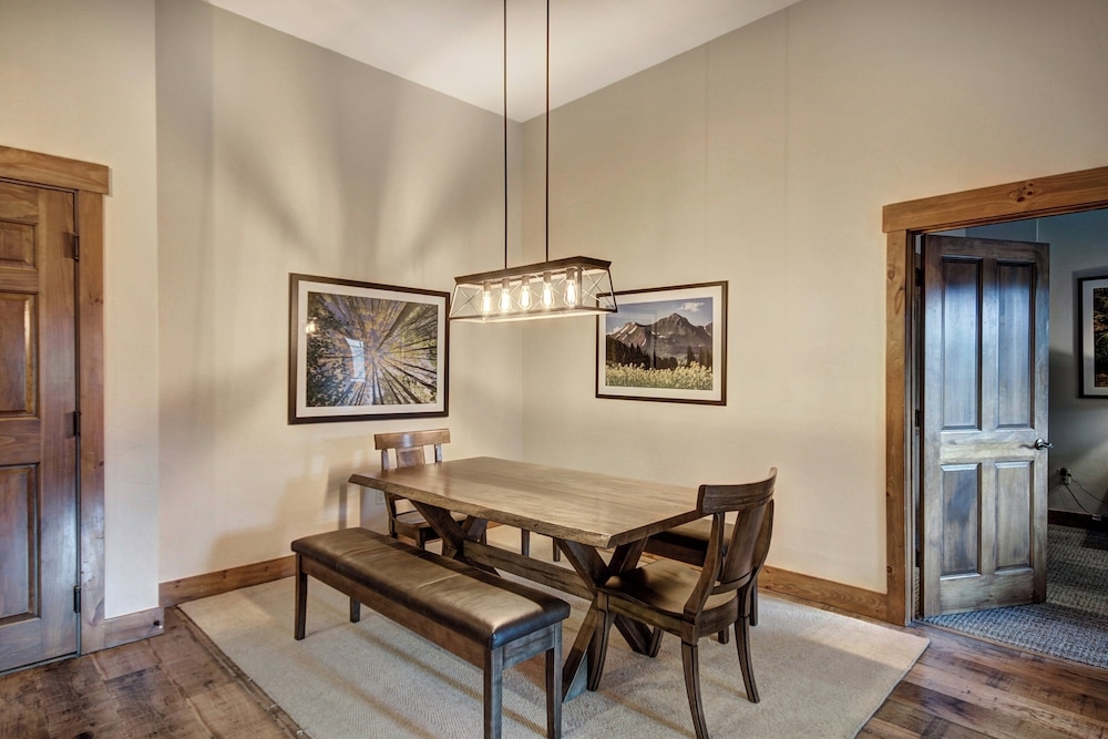 客室内のダイニングエリア