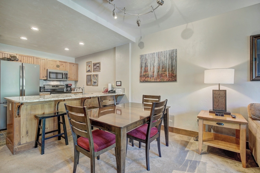 客室内のダイニングエリア