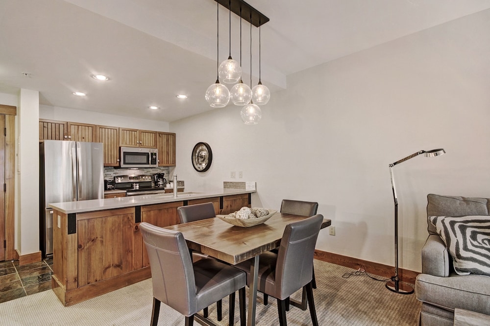 客室内のダイニングエリア