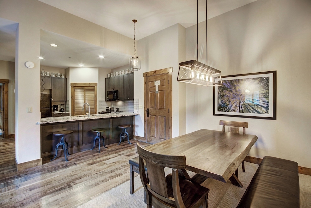 客室内のダイニングエリア