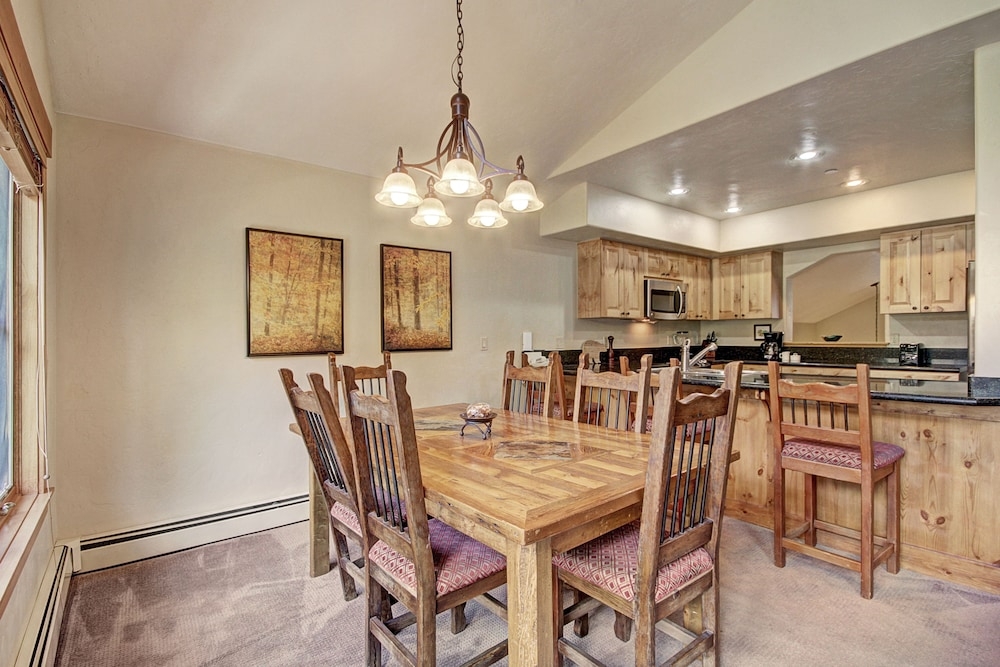 客室内のダイニングエリア