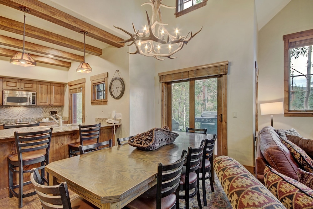 客室内のダイニングエリア