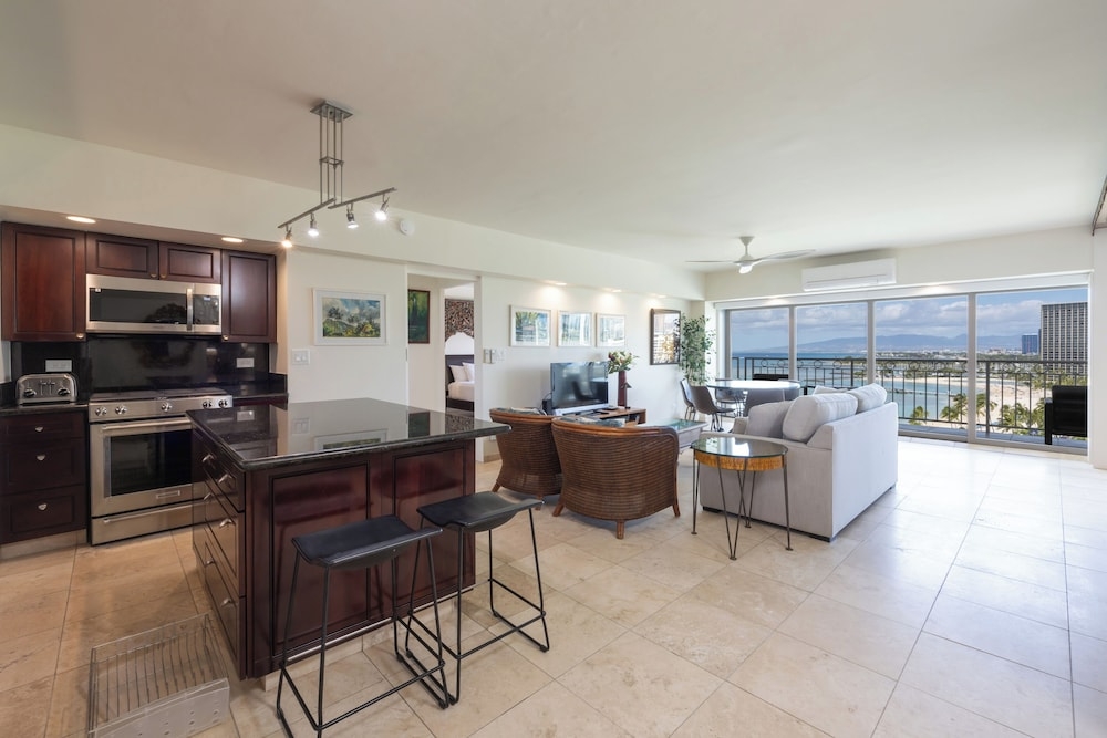 客室内のダイニングエリア