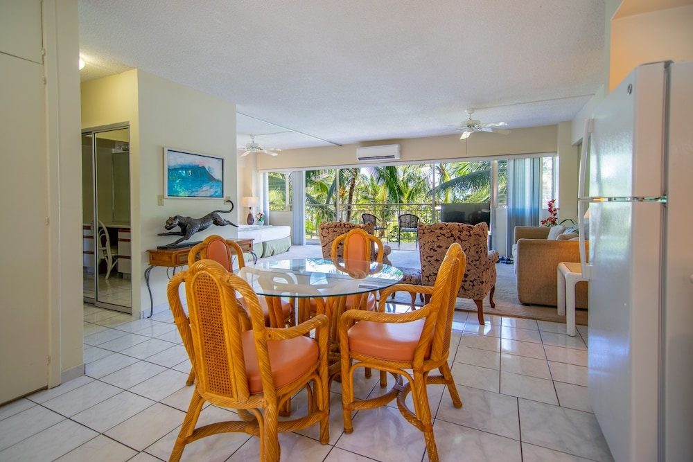 客室内のダイニングエリア