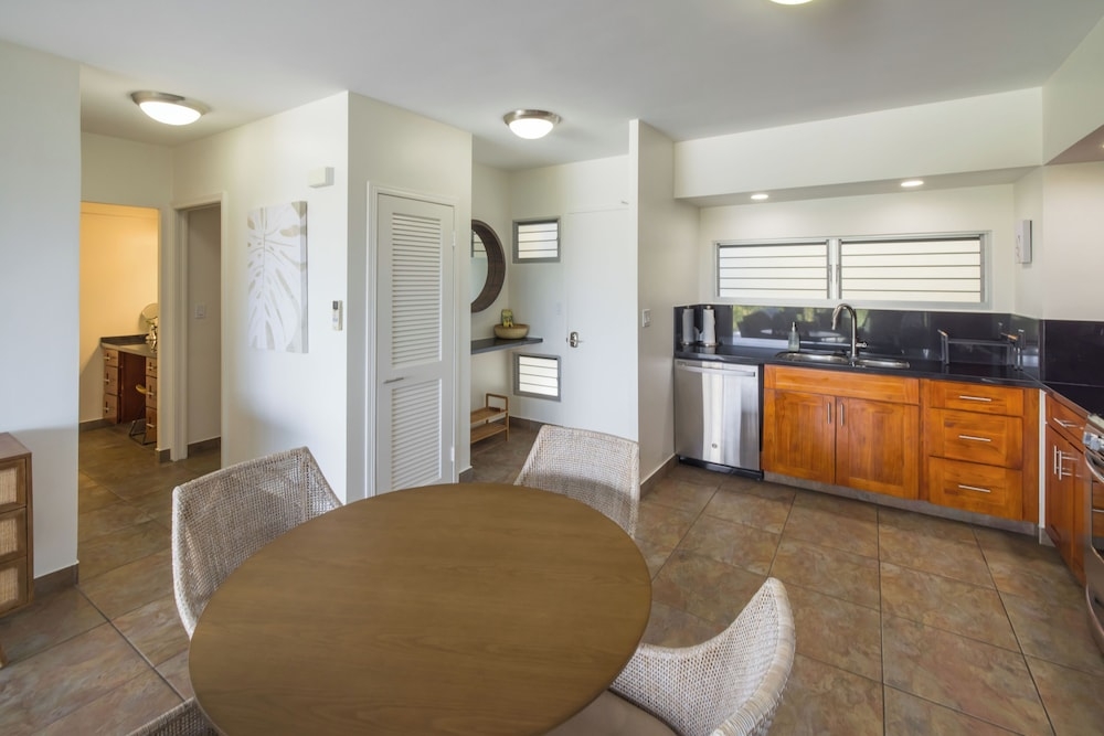 客室内のダイニングエリア