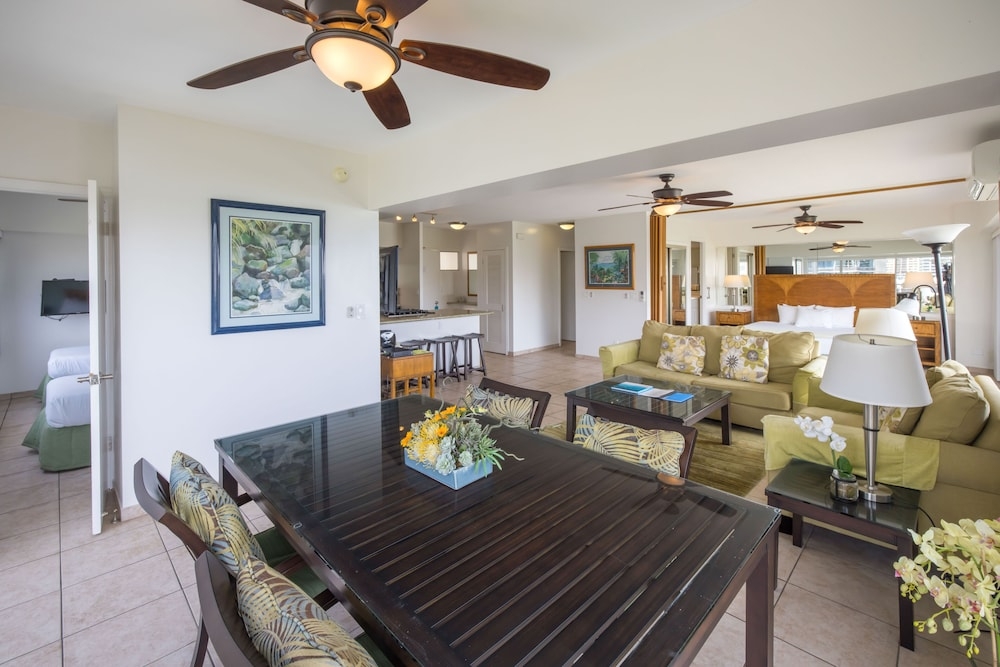 客室内のダイニングエリア