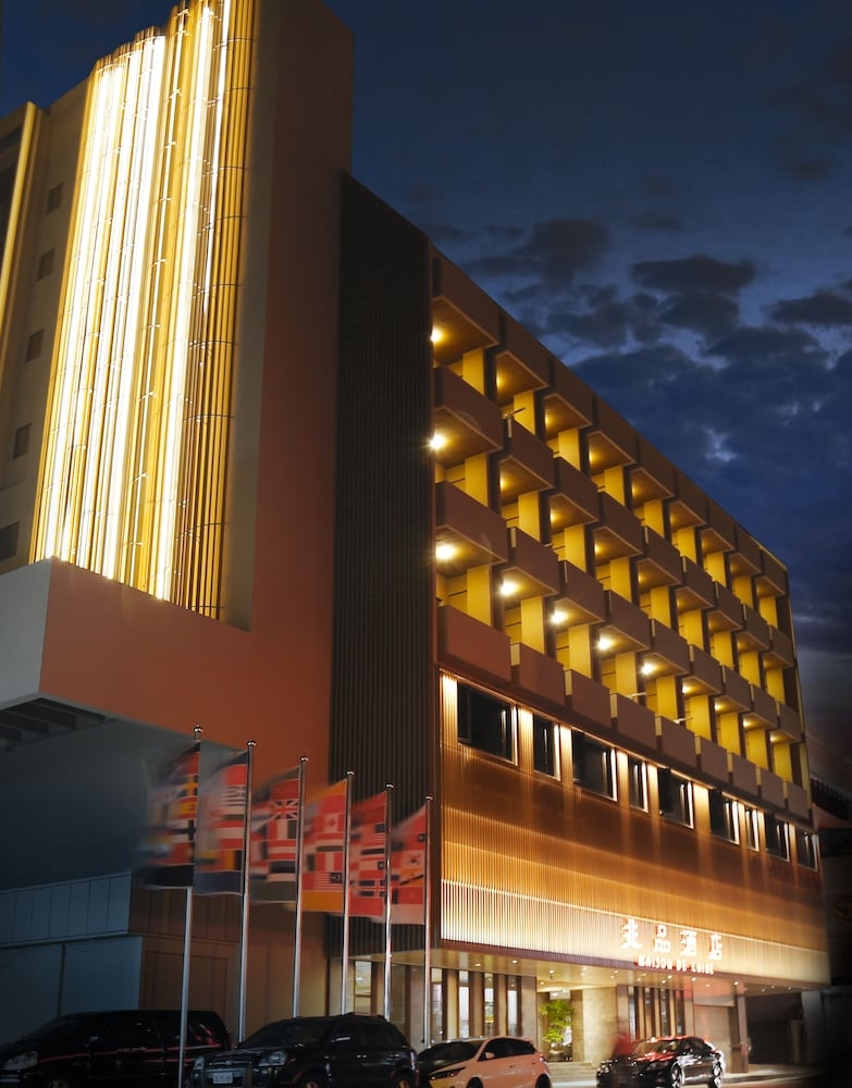 施設の正面 (日没後)