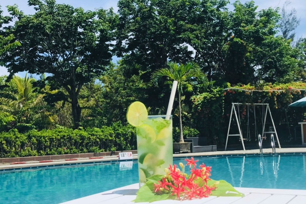 プールサイドバー