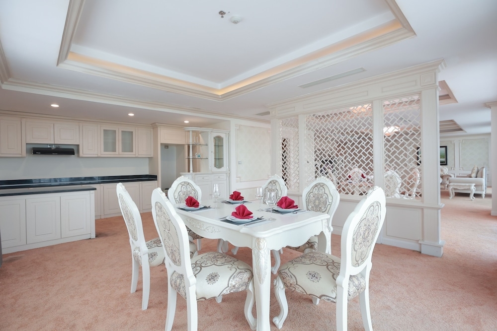 客室内のダイニングエリア