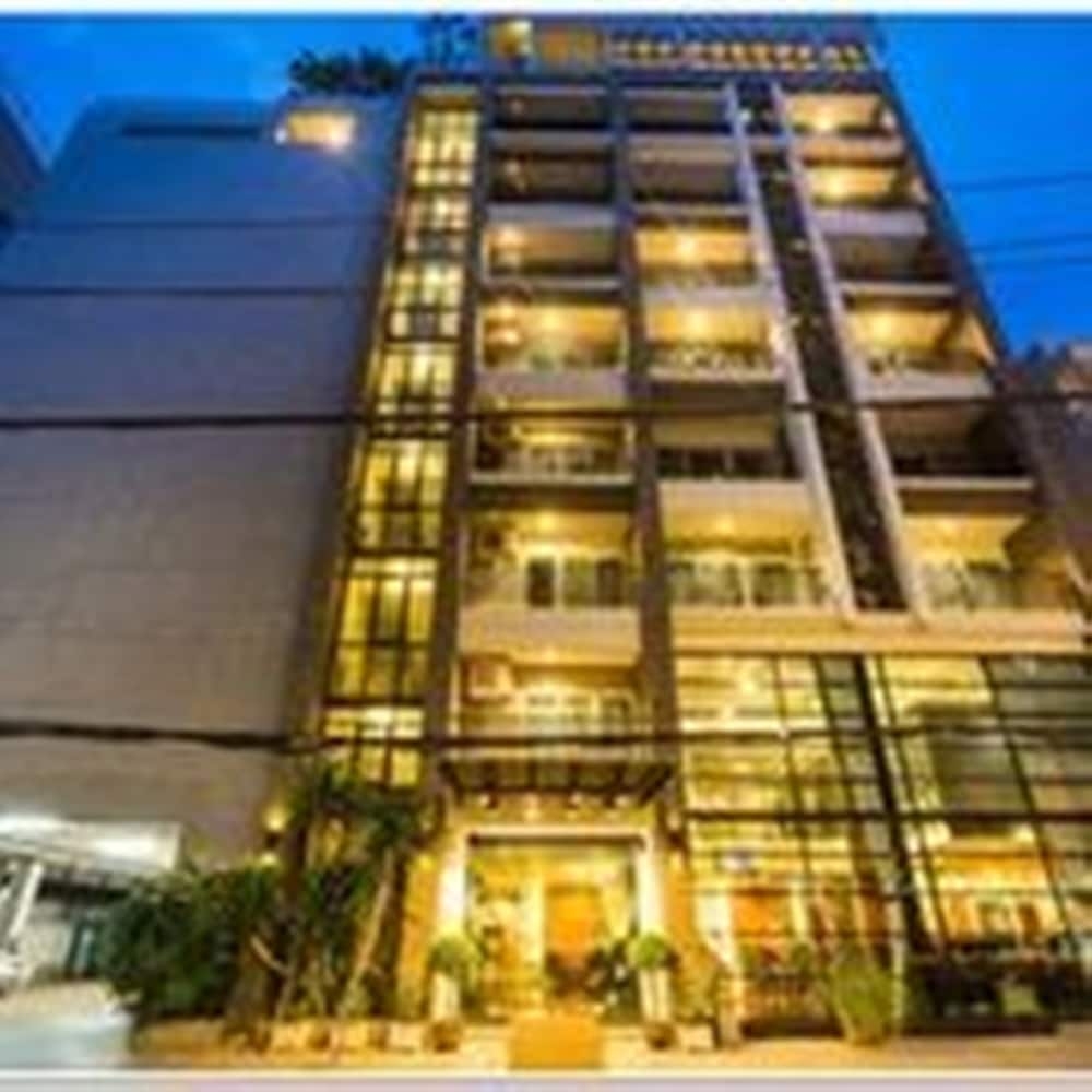 施設の正面 (日没後)