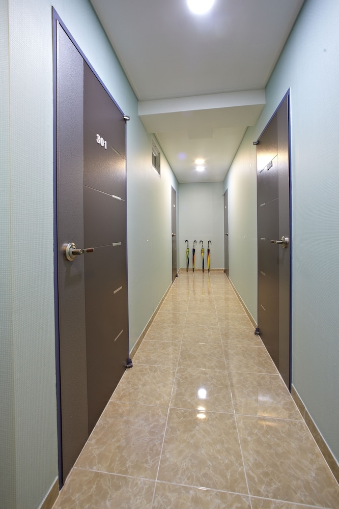 チェックイン / チェックアウト キオスク