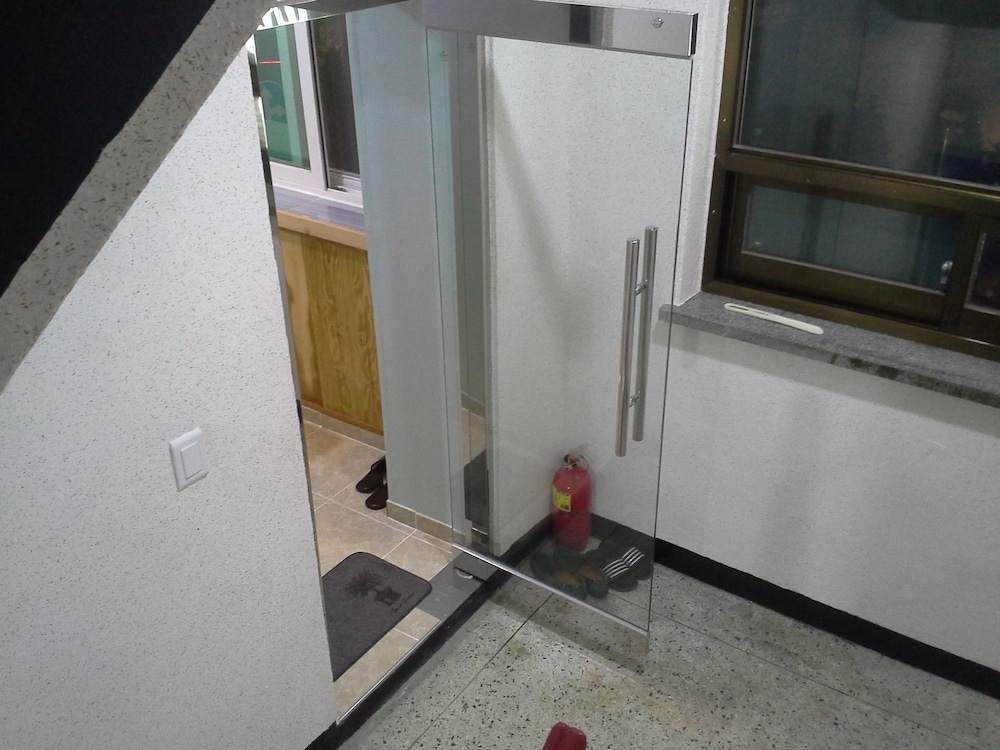 チェックイン / チェックアウト キオスク