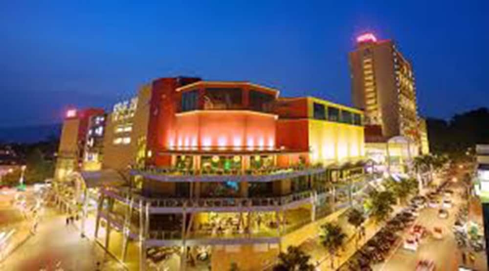 施設の正面 (日没後)