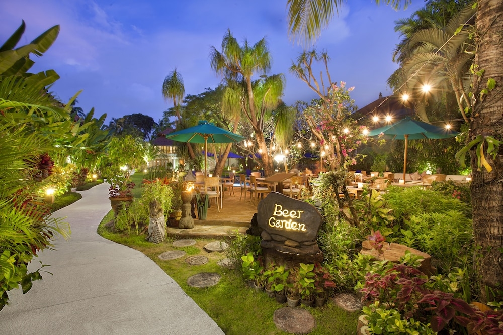 屋外ダイニングエリア