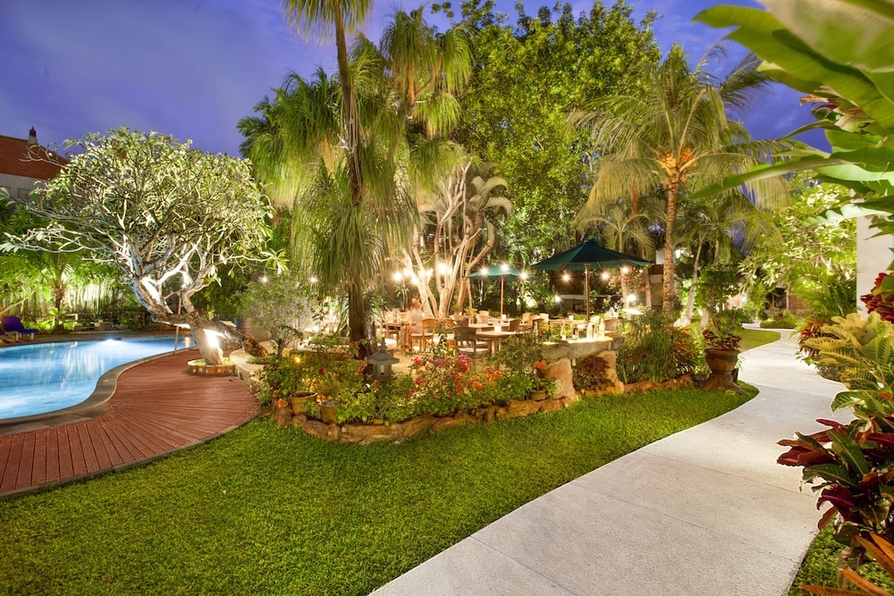 屋外ダイニングエリア