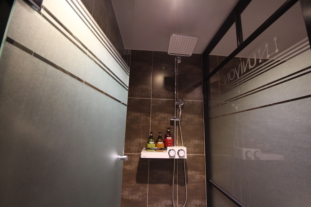 バスルームのシャワー