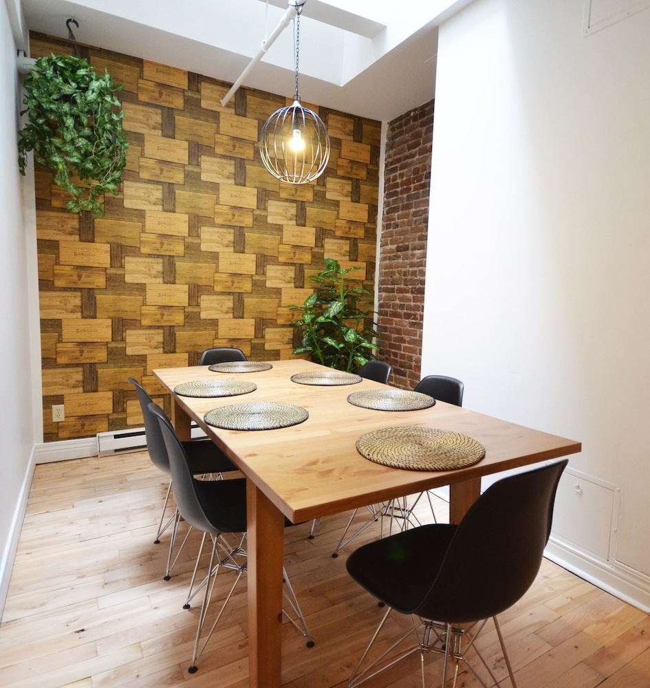 客室内のダイニングエリア