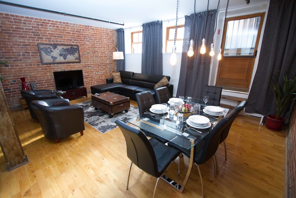 客室内のダイニングエリア