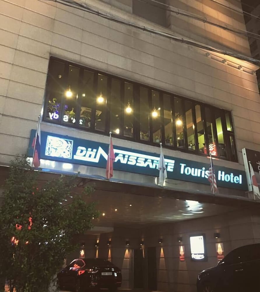 施設の正面 (日没後)