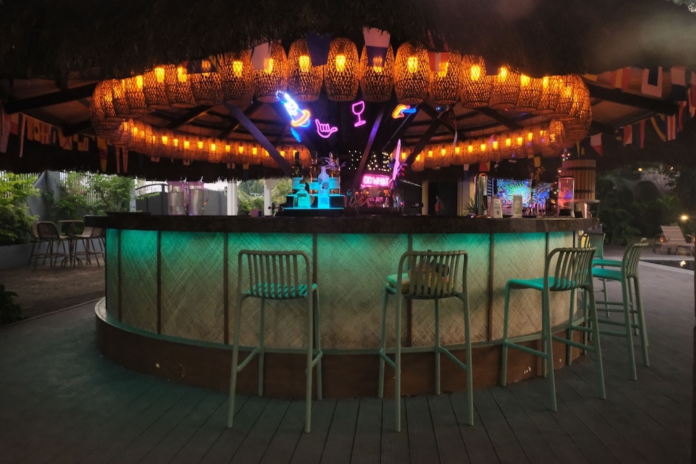 プールサイドバー