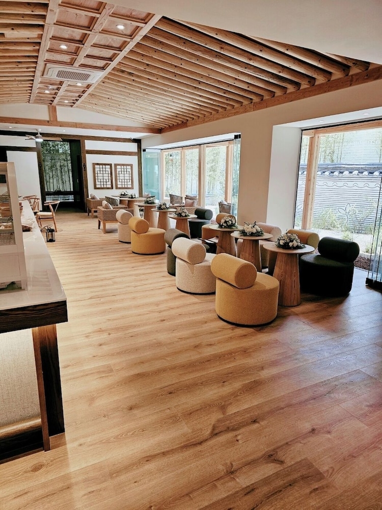 ロビーラウンジ