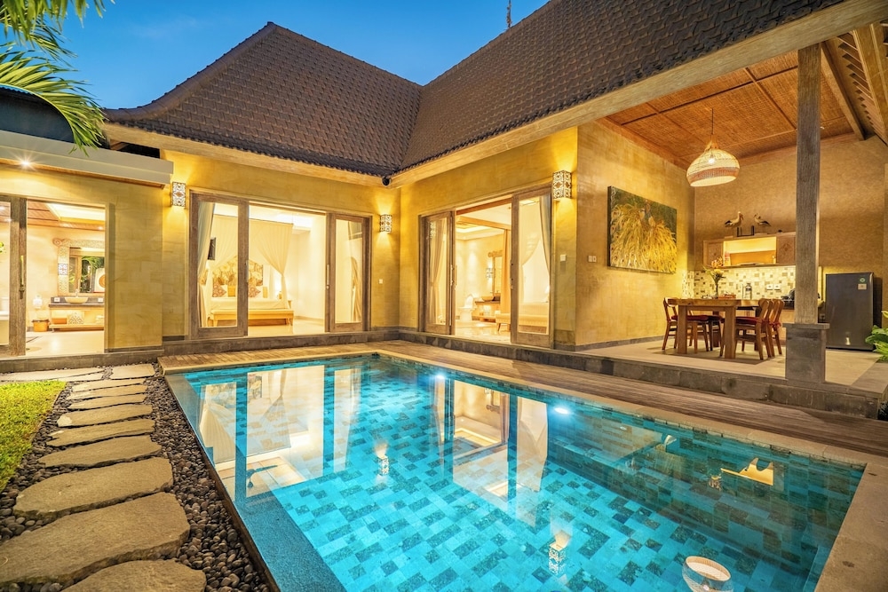 施設の正面 (日没後)