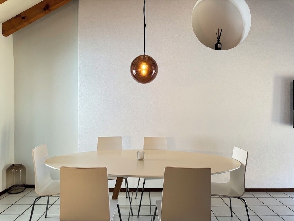 客室内のダイニングエリア