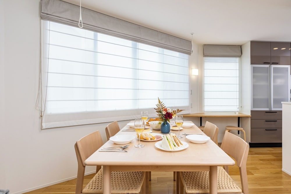 客室内のダイニングエリア