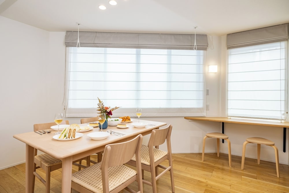 客室内のダイニングエリア