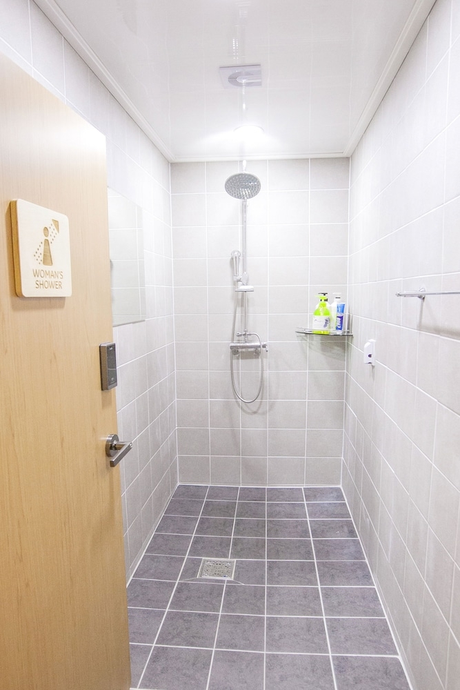 バスルームのシャワー