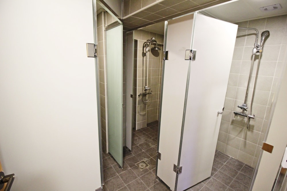 バスルームのシャワー