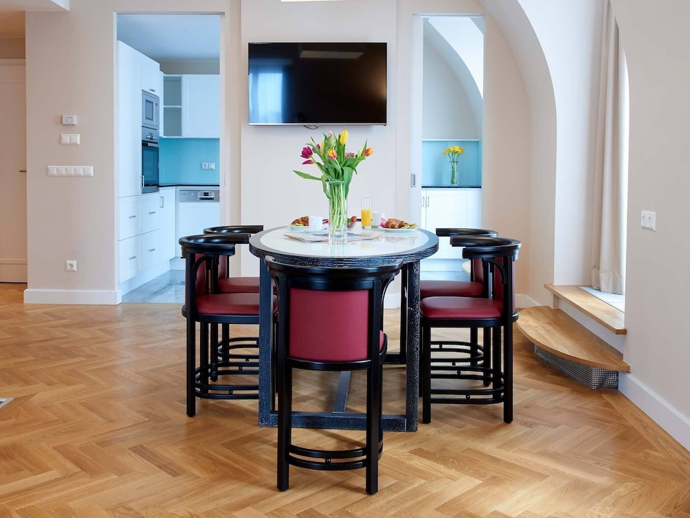 客室内のダイニングエリア