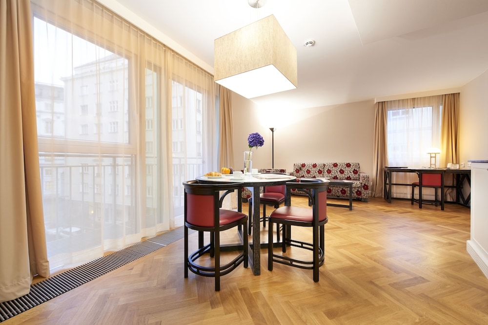 客室内のダイニングエリア