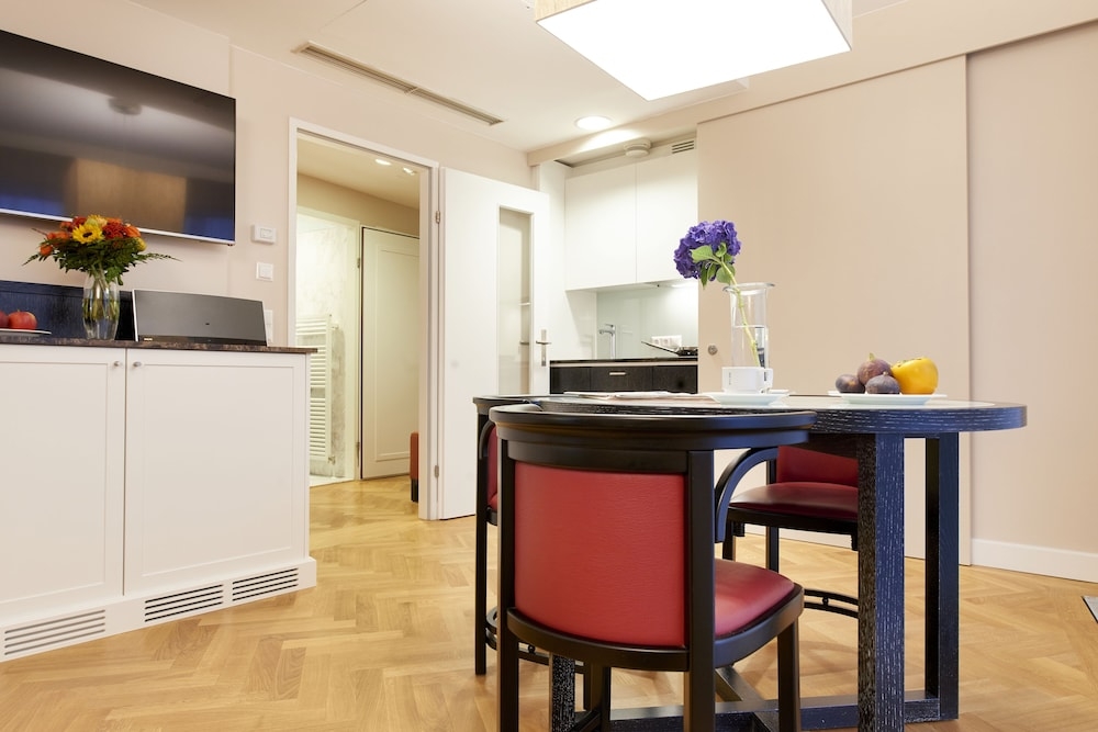 客室内のダイニングエリア