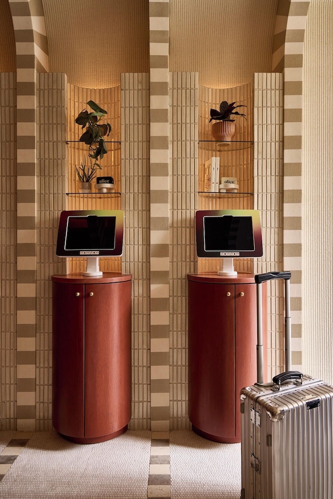 チェックイン / チェックアウト キオスク