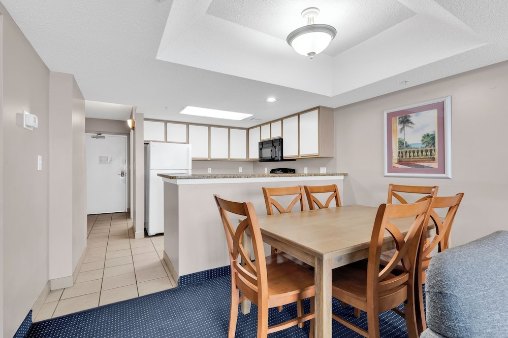 客室内のダイニングエリア