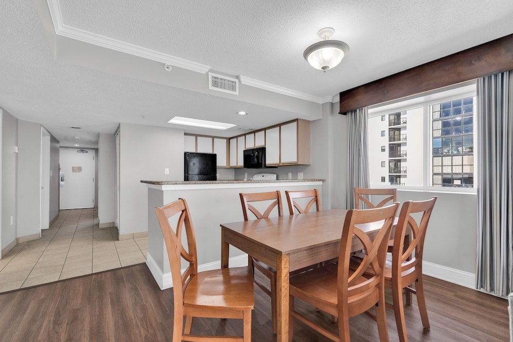 客室内のダイニングエリア