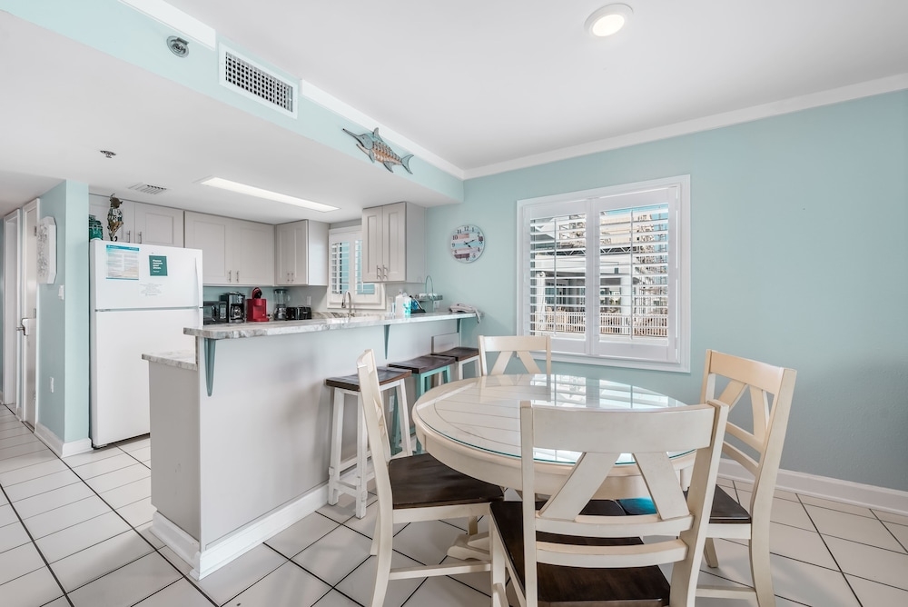 客室内のダイニングエリア