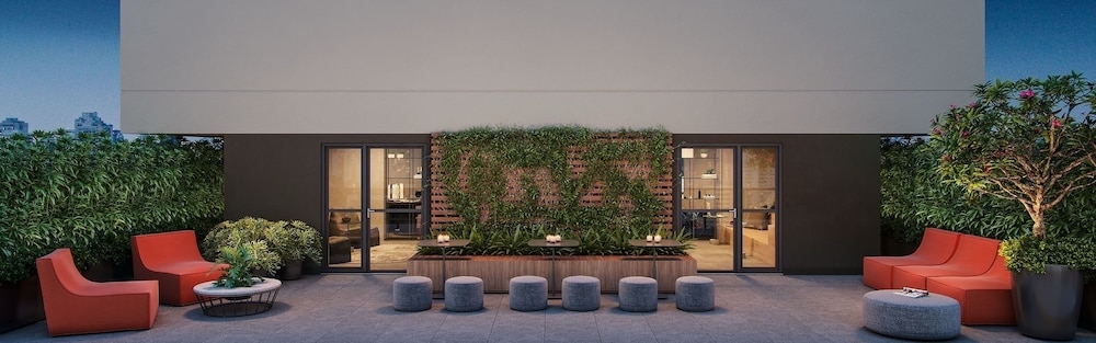 施設の正面 (日没後)