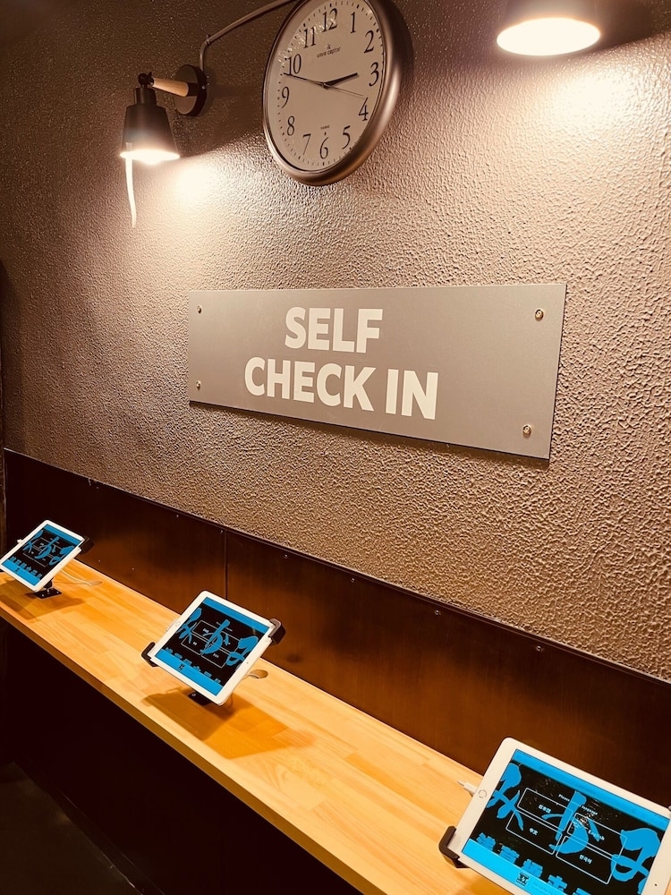 チェックイン / チェックアウト キオスク