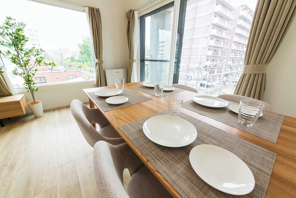 客室内のダイニングエリア