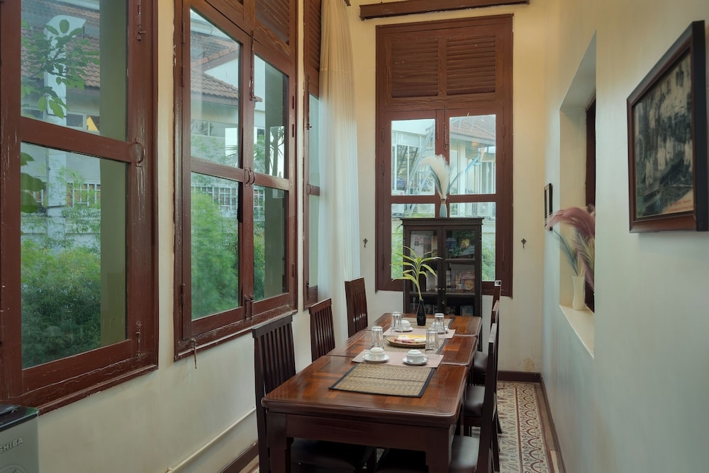 客室内のダイニングエリア